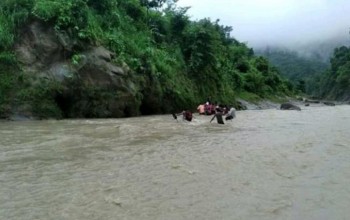 पौडी खेल्न गएका दुई जना किशोर खोलाले बगाएर बेपत्ता, बेपत्ता भएका लक्ष्मण र बिपल दाजुभाइका छोरा